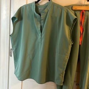 Women’s figs Rafaela oversized scrub top and jogger plants